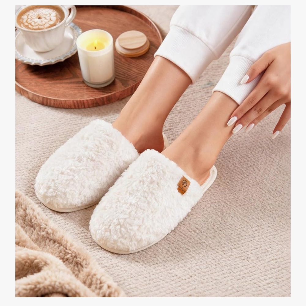 EverFoams Women's Fuzzy Slip-on Slippers Warm Cozy Soft memory foam. Size 7/8 - Picture 2 of 3